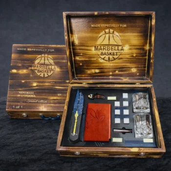 Daugkartinių Šaldymo Kauliukų, Plunksnakočio, Taurių Bei Užrašų Knygos Rinkinys Rankų Darbo Lagamine