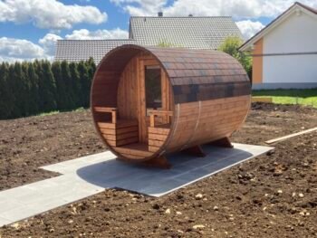 Prabangi panoraminė statinės formos pirtis 6 asmenims su stikline siena, terasa ir malkomis kūrenama krosnele.